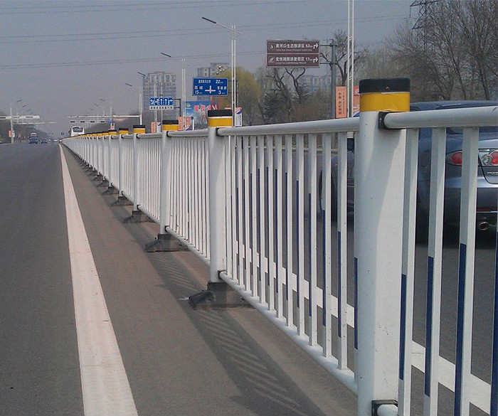 道路中心隔離護(hù)欄