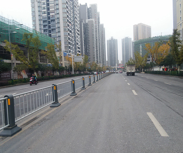 道路中心隔離護(hù)欄