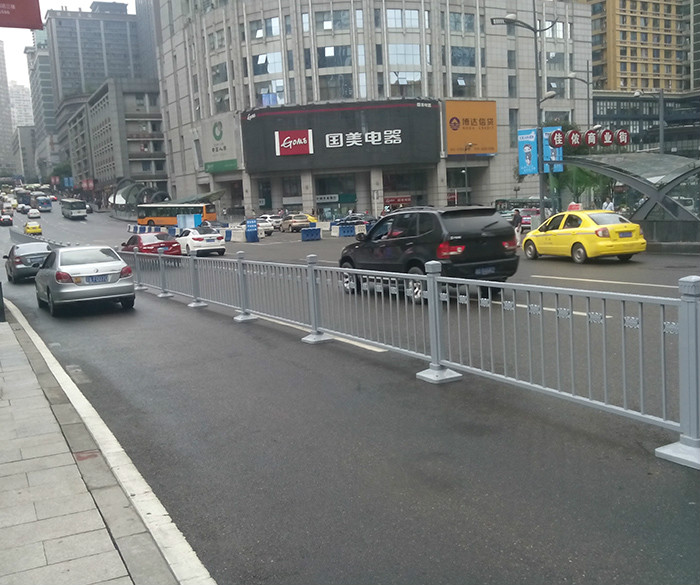 道路中心隔離護(hù)欄