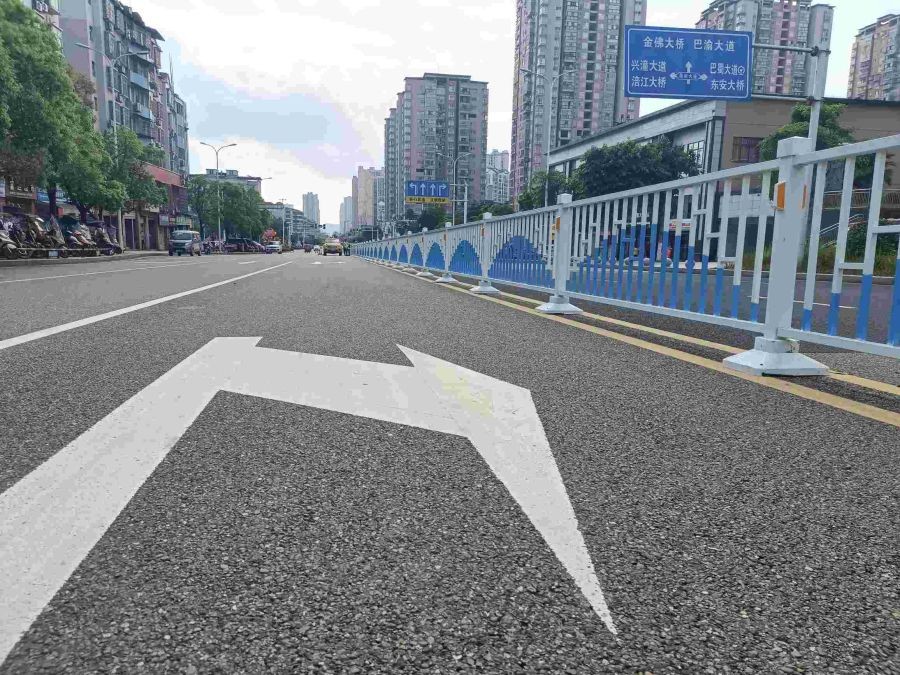 渝中區(qū)、潼南區(qū)-二次噴涂同款隔離護(hù)欄